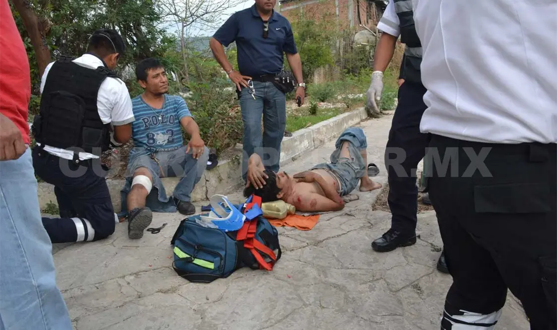Dos motociclistas terminan en el hospital al derrapar