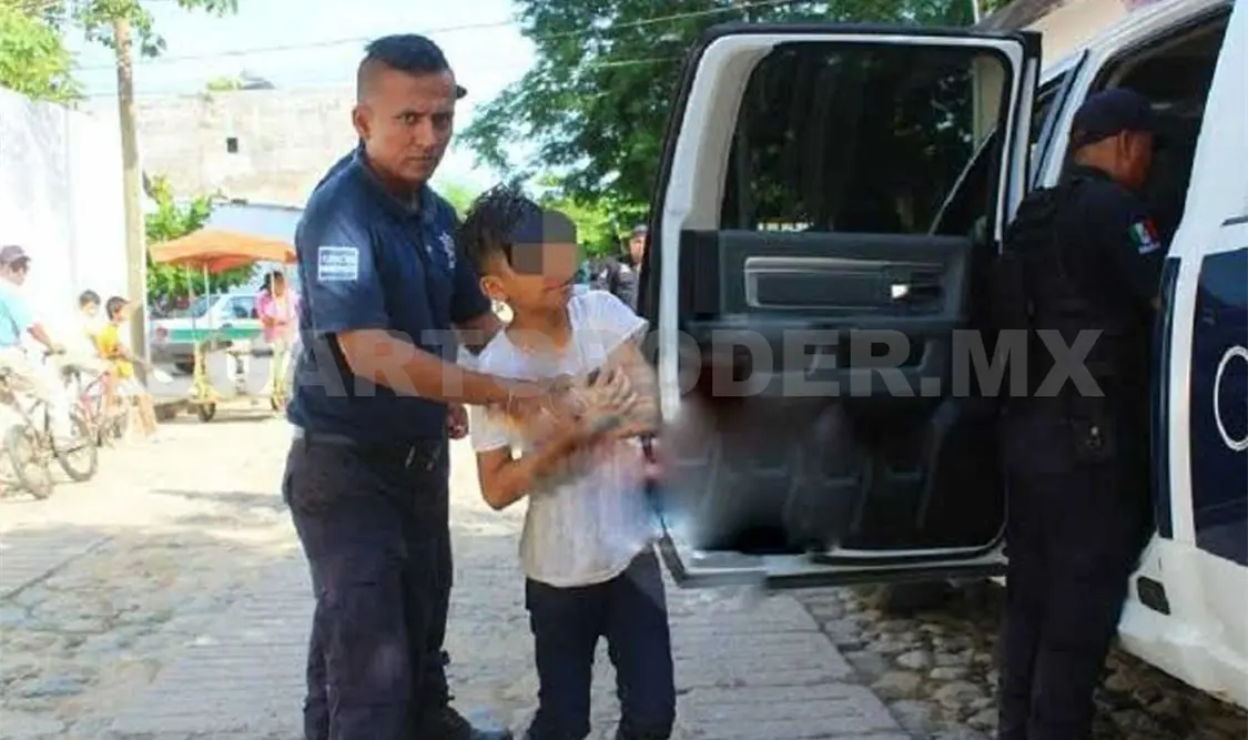 Niño ladrón es detenido; dos adultos logran huir
