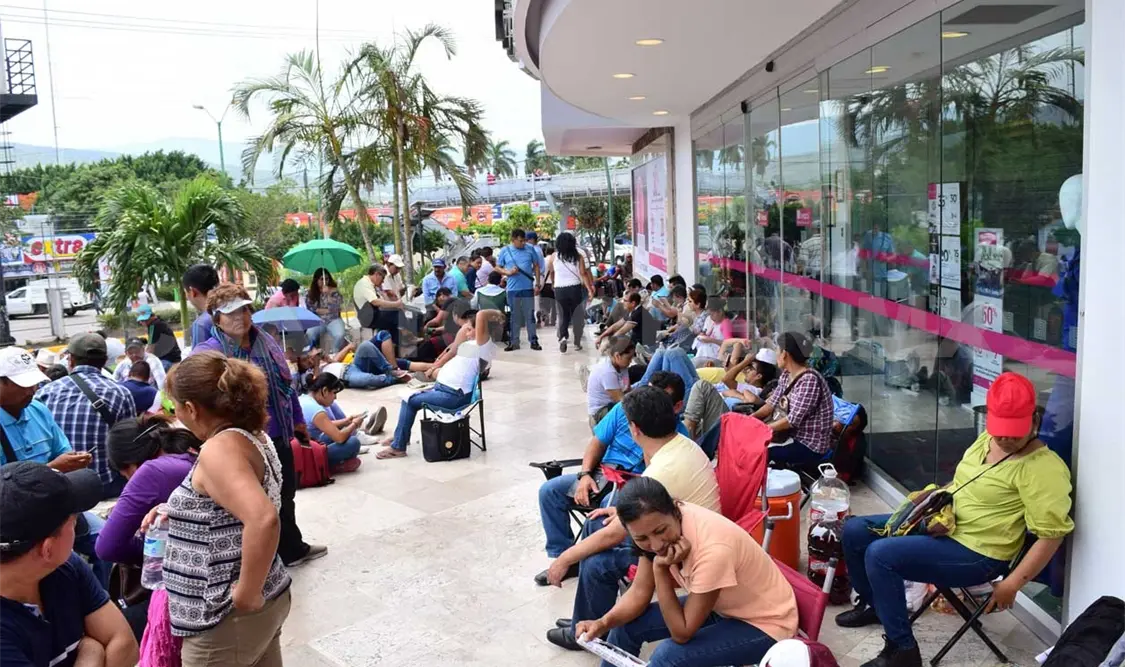 Bloquean accesos a plazas comerciales en Tuxtla