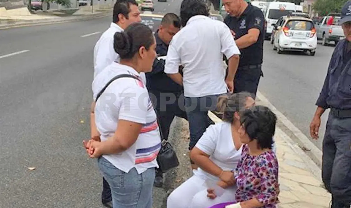 Evitan que mujer se arroje de puente
