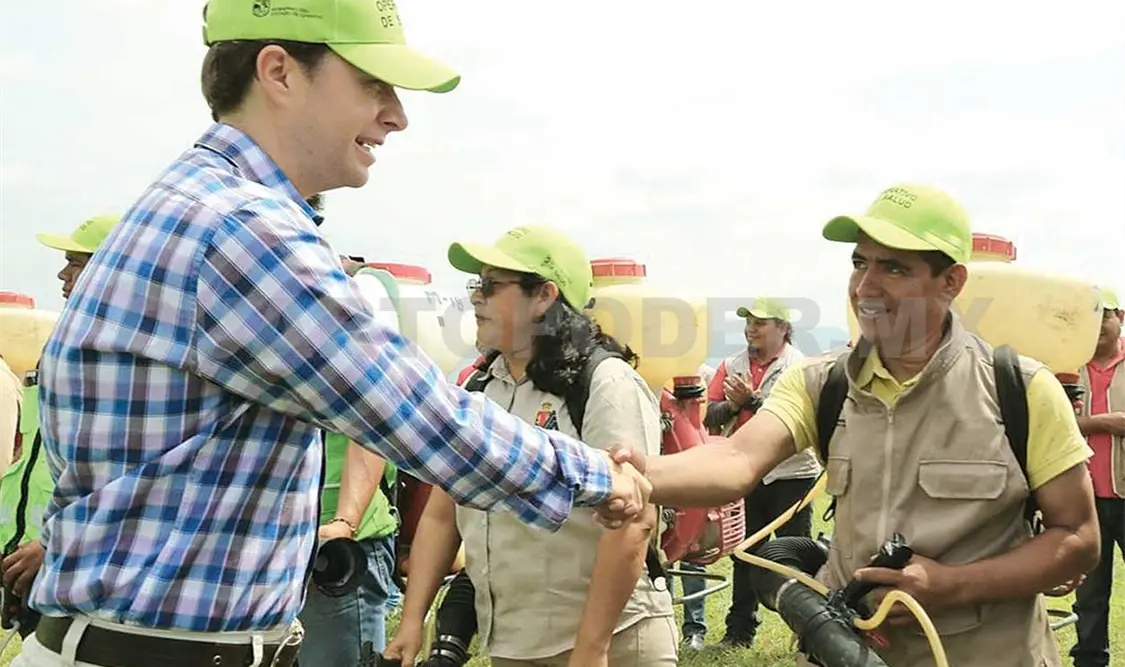 El mandatario chiapaneco realiza entrega de equipos de fumigación. CP