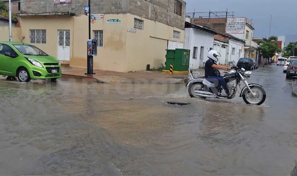 Baches y drenajes abiertos, riesgo durante lluvias