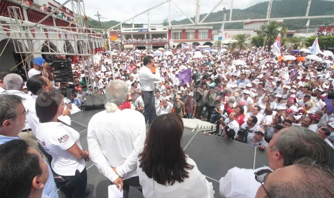Miles de simpatizantes y seguidores se congregaron para ratificar su apoyo a Rutilio Escandón.