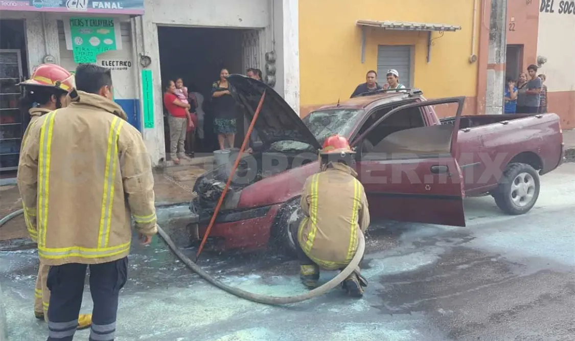 Un presunto corto circuito dio origen al incendio de la camioneta ayer por la tarde en Tapachula. Rafael Victorio / CP