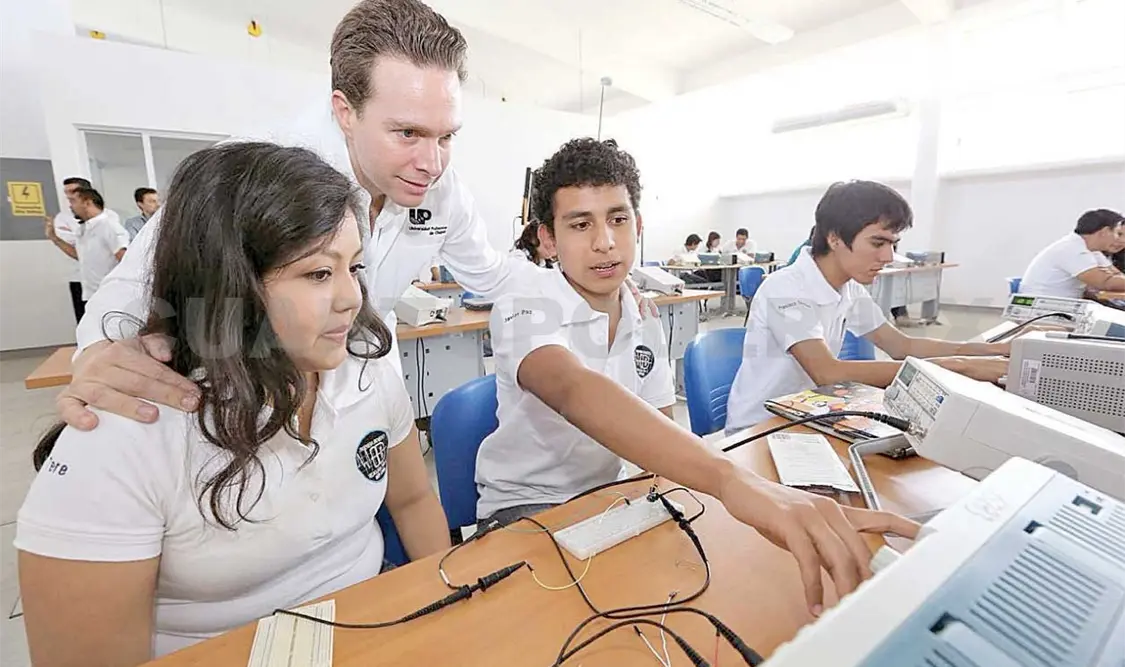 Más de 8 mil universitarios obtienen titulación gratuita