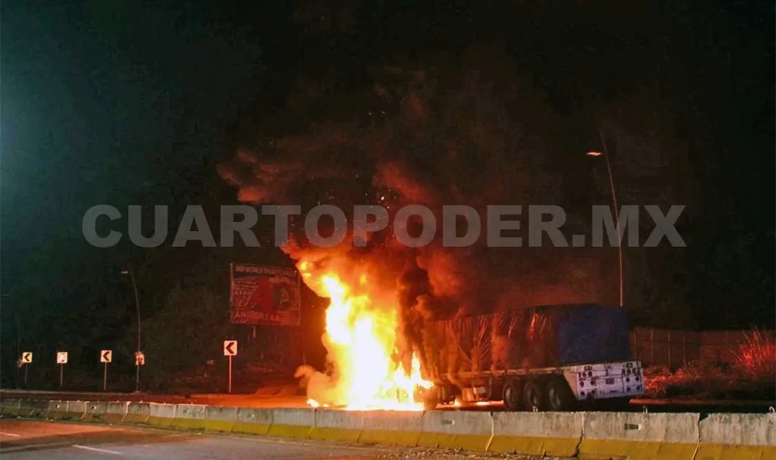Tráiler se incendia tras explosión de tanque