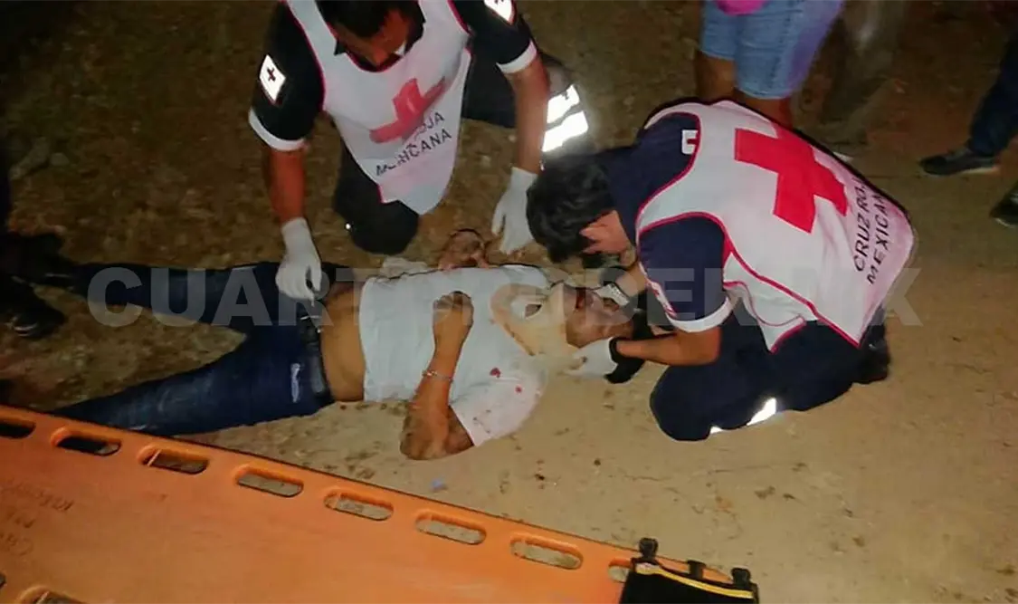 Motociclistas se impactan contra montículo de tierra