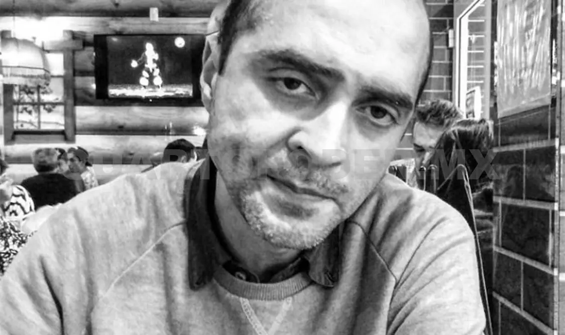 El escritor Geney Beltrán celebra los libros que ha editado el INBA de cuatro premios nacionales. Cortesía