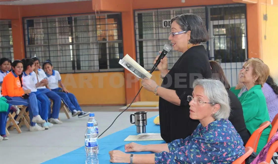 Grupo literario Décima Musa leyendo en una secundaria en Tuxtla. Cortesía