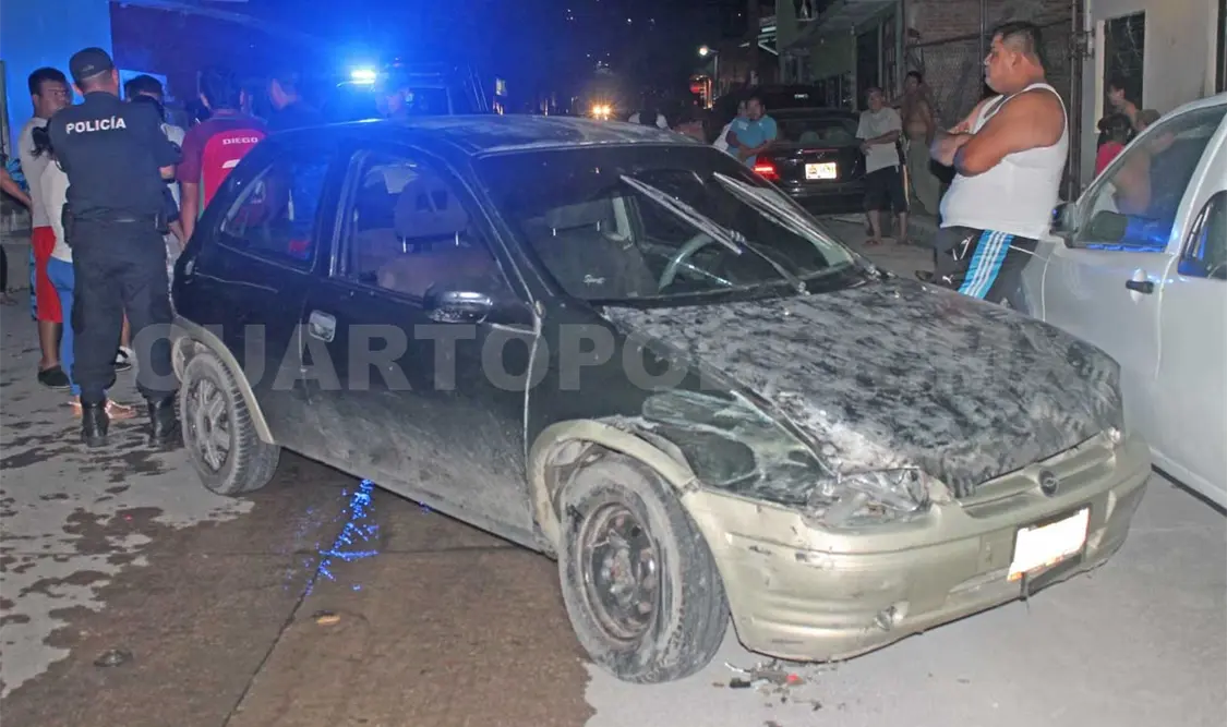 Conductor se estrella contra vehículo estático