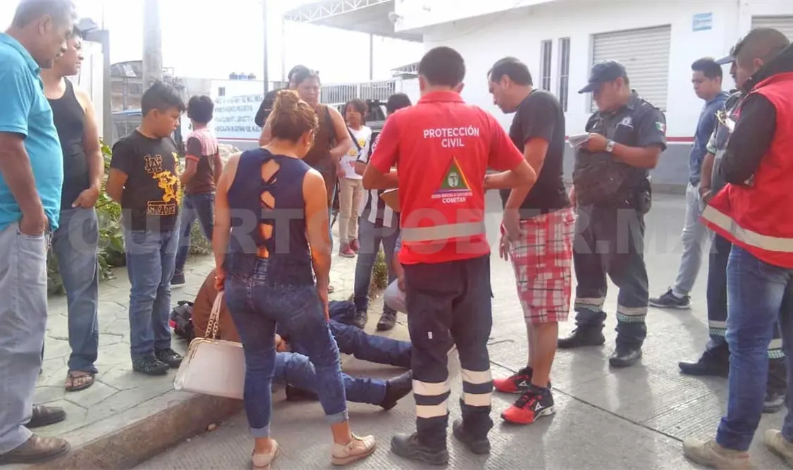 Imprudente conductor impacta a motociclistas