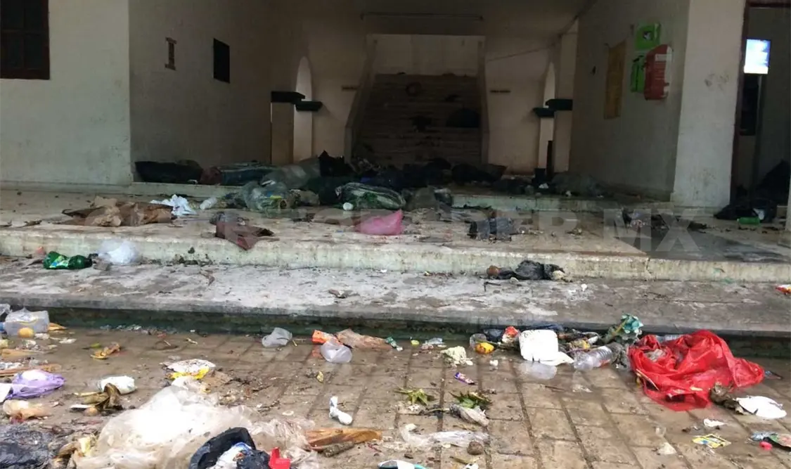 En represalia tiran basura en alcaldía