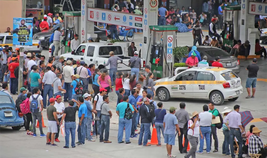 Toman gasolineras y regalan combustible