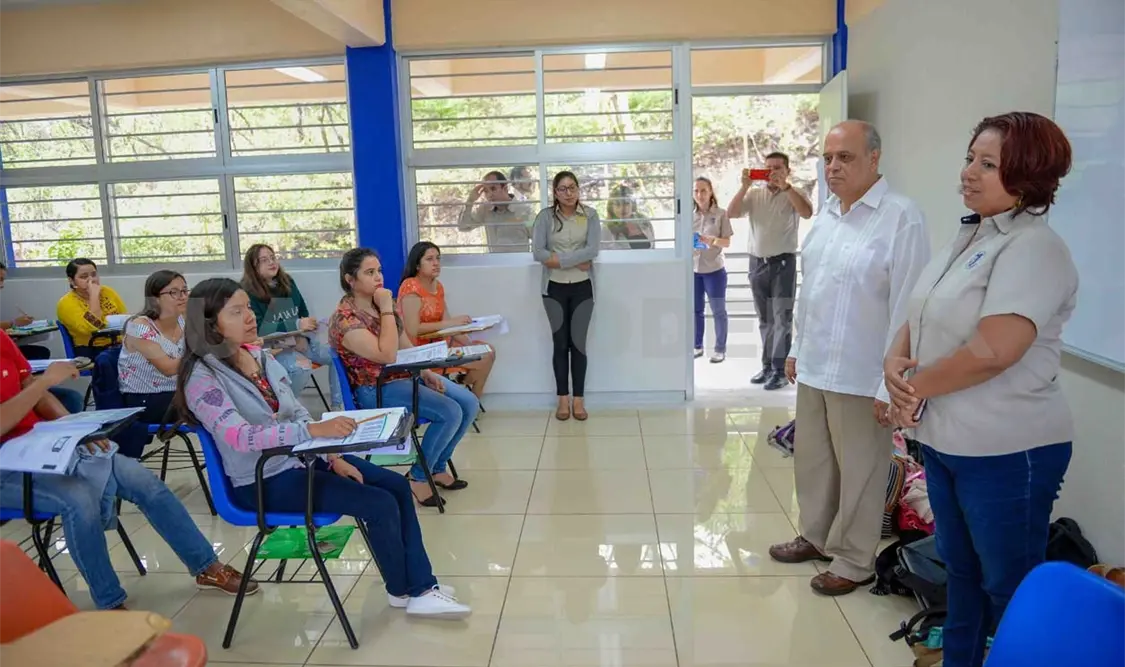 Jóvenes presentan examen de admisión
