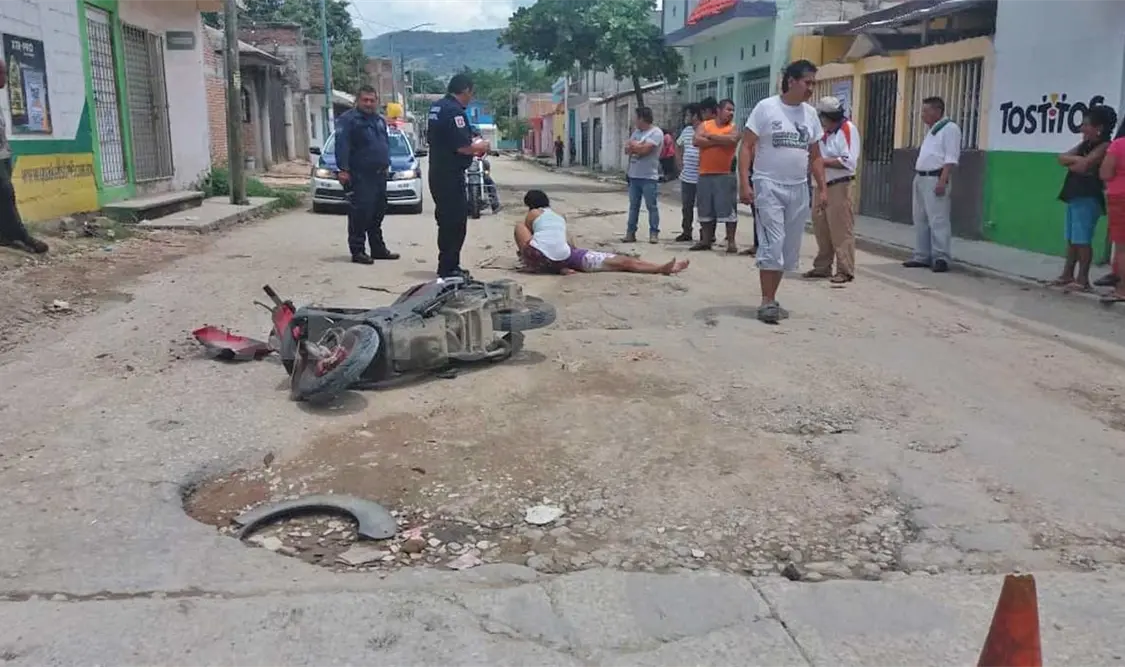 Mujer sufre aparatosa caída en motoneta