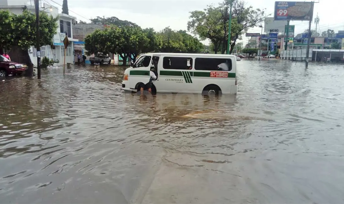 Colapsan vialidades por fuertes precipitaciones