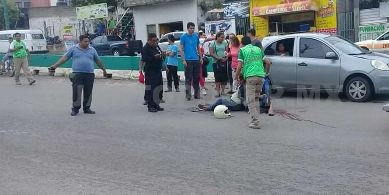 Motociclista queda herido al ser atropellado por vehículo