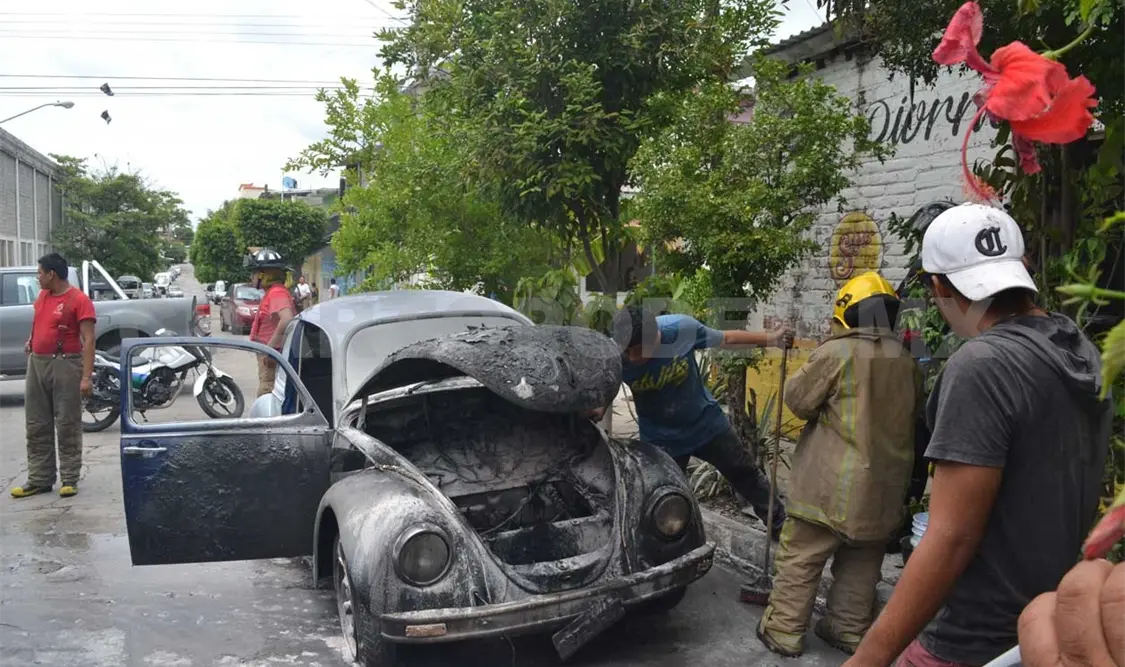 Se incendia Vocho por un cortocircuito