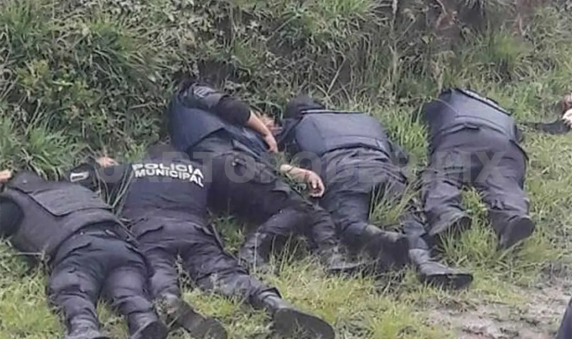 Los cuerpos de los seis agentes fueron abandonados a la orilla de una carretera estatal. Agencias