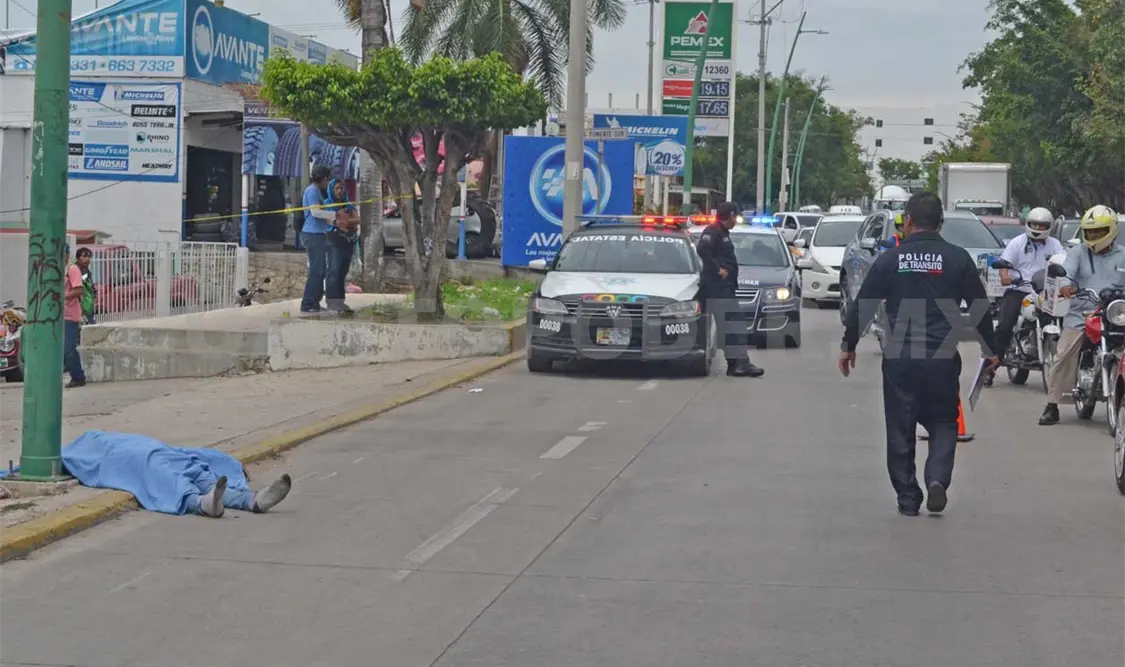 La transeúnte fue trasladada por paramédicos de la Cruz Roja Mexicana a un hospital. Rafael Cabrera / CP