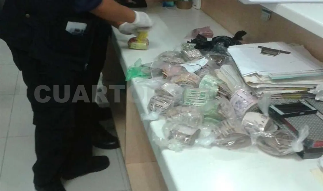 Detienen a mujer con más de un millón 100 mil pesos