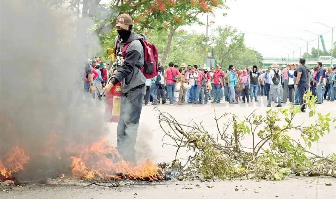 Chocan grupos del Magisterio y la Policía en Tuxtla Gutiérrez