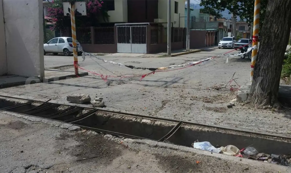 Roban rejilla y obligan a cierre vial