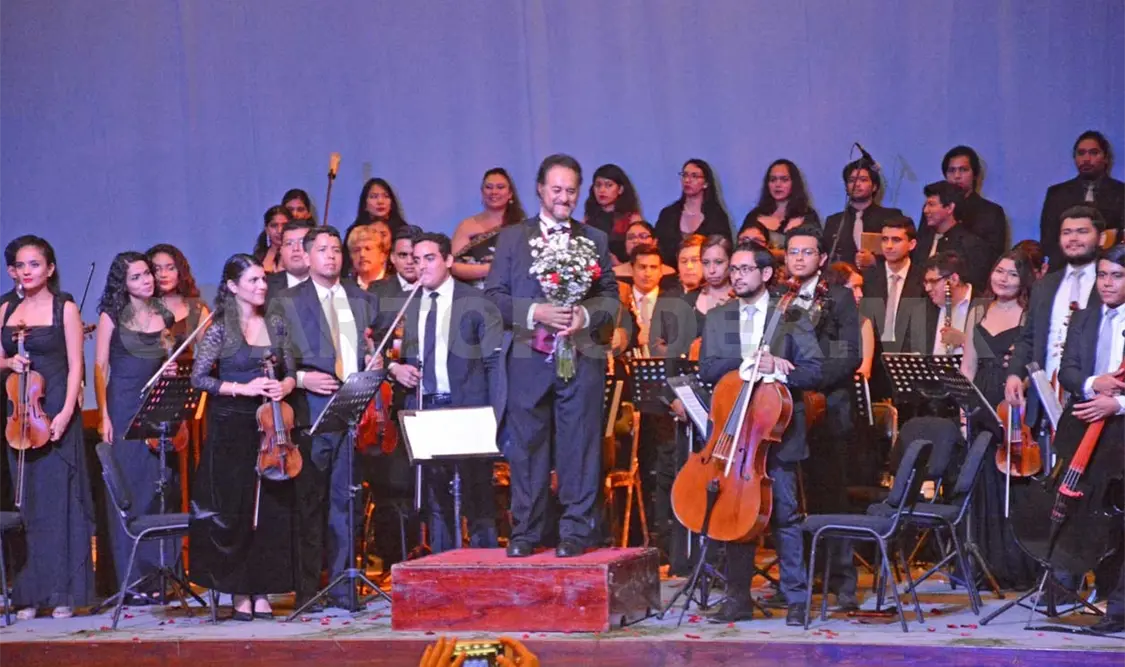 El homenajeado junto a todos los músicos. Darwin Mendoza