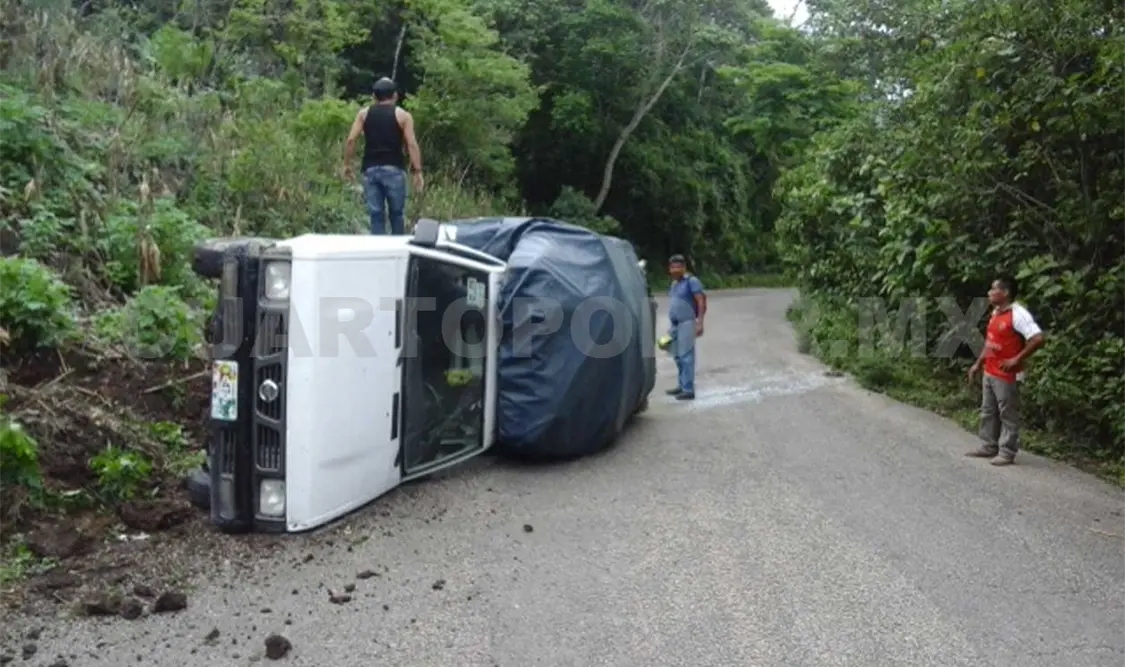 Vuelca camioneta por exceso de velocidad