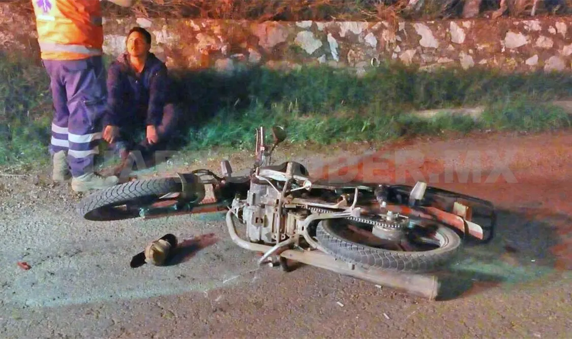 Pierde el control de su moto y se impacta