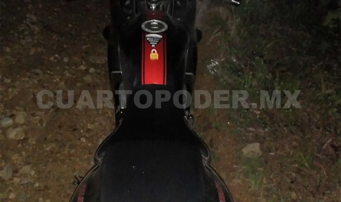 Motociclista aparece ahorcado en árbol