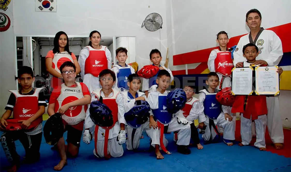 Certifican a taekwondoínes de cintas negras