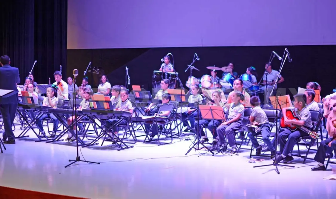 El proyecto tiene la misión de que los niños se acerquen a la música aprendiendo a tocar un instrumento. Darwin Mendoza