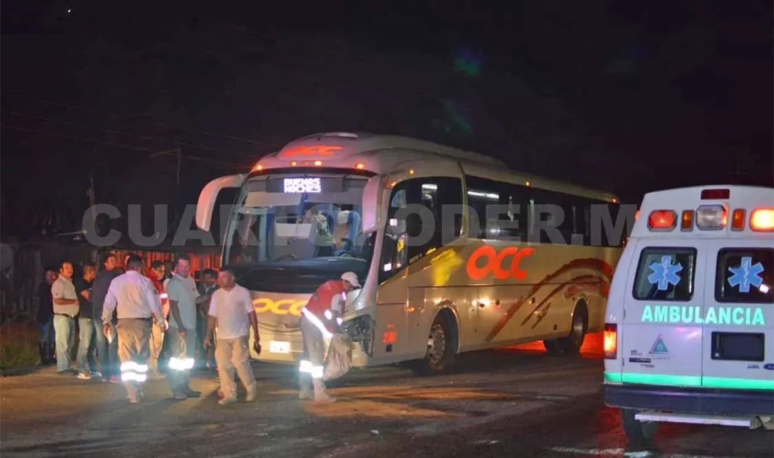 Autobús de la OCC se estrella por alcance contra camioneta