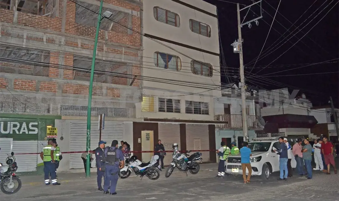 Hallan muerto a hombre en las escaleras de un edificio