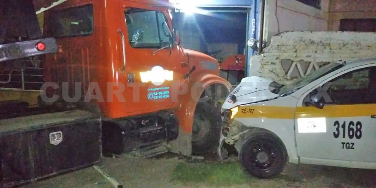 Grúa golpea a un taxi e ingresa a un domicilio