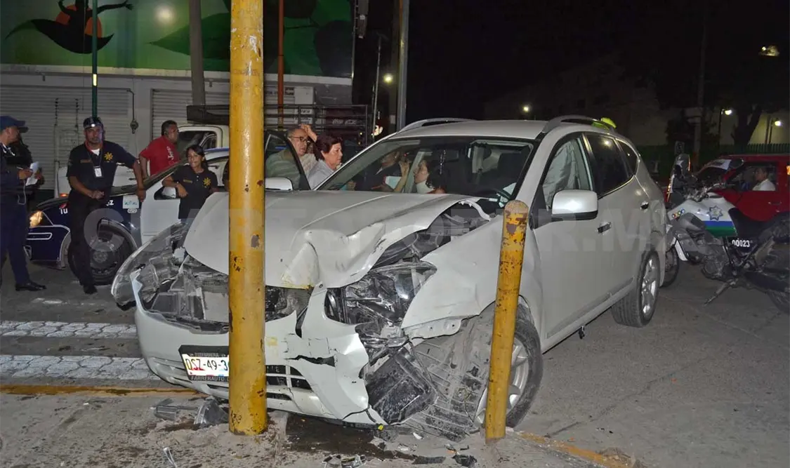 Choque de camionetas deja a mujer lesionada