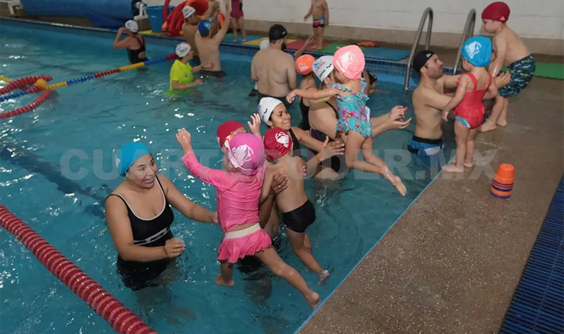266 nadadores en La Clase Más Grande del Mundo