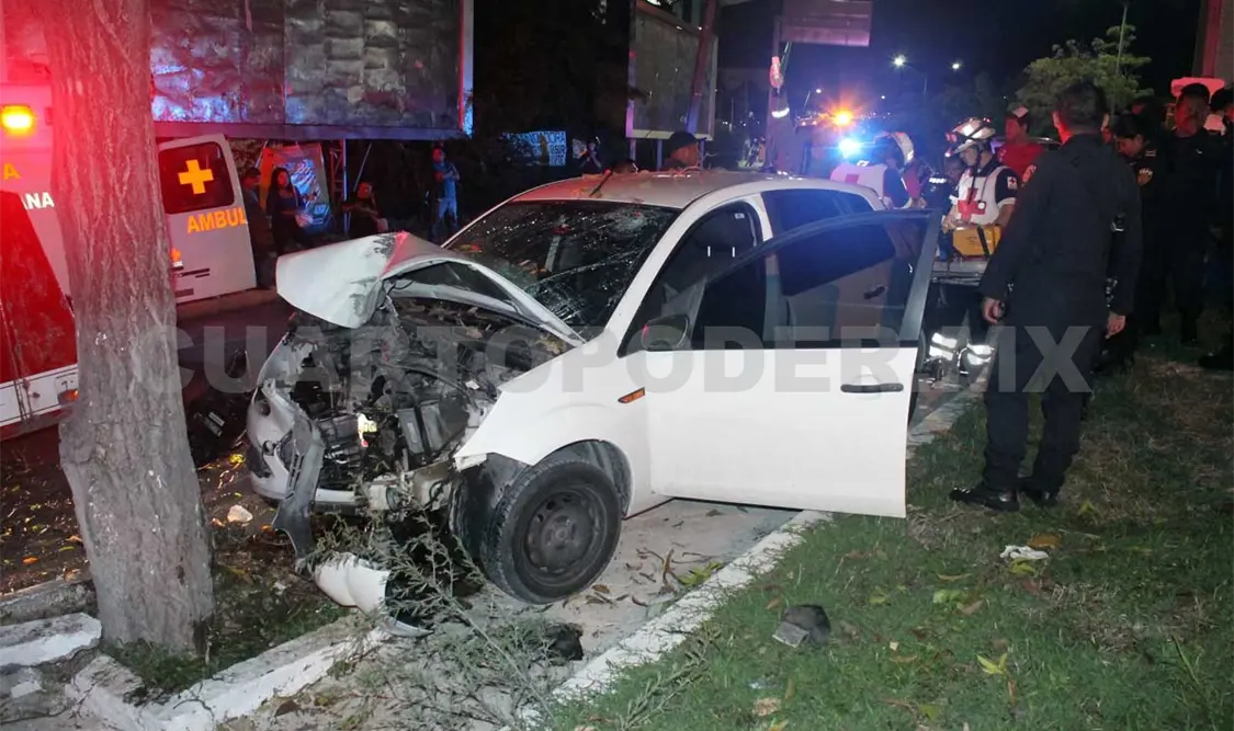 Veloz conductora estrella su vehículo contra árbol