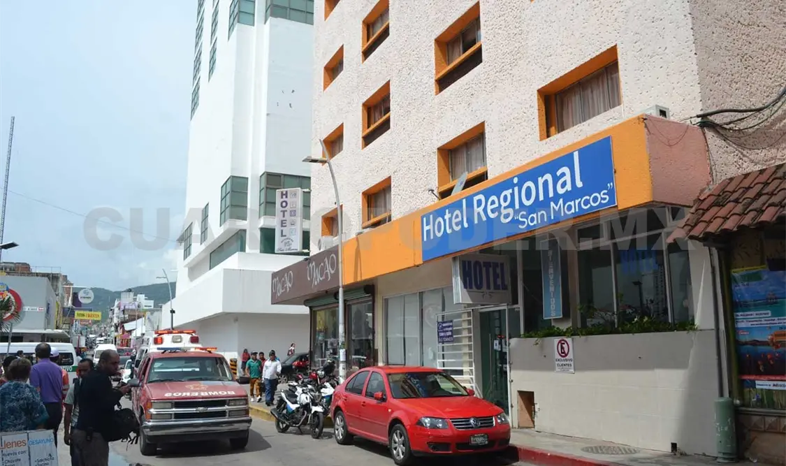 Sujeto se lanza por el tragaluz de edificio y muere