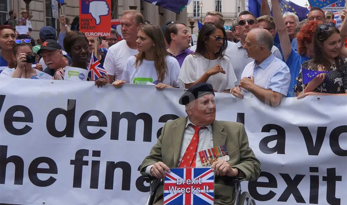El veterano de guerra, Stephen Goodall, en silla de ruedas encabezó la marcha. NTX