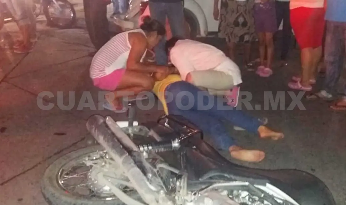 La pareja de motoristas fue impactada por un vehículo desconocido, el cual se dio a la fuga con rumbo desconocido tras el percance. Edberg Mayorga / CP
