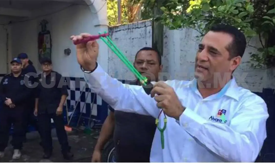 Desarman a 30 policías; les dan resorteras