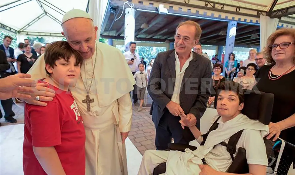 El papa realiza visita sorpresa a cooperativa