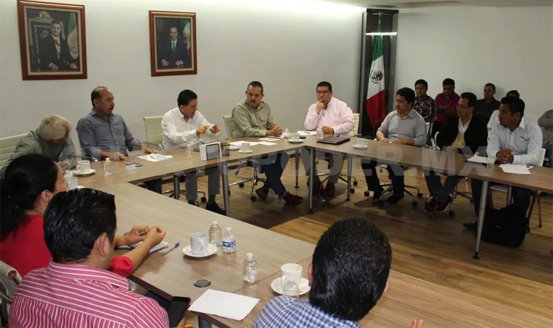 Libres, candidatos retenidos por habitantes inconformes