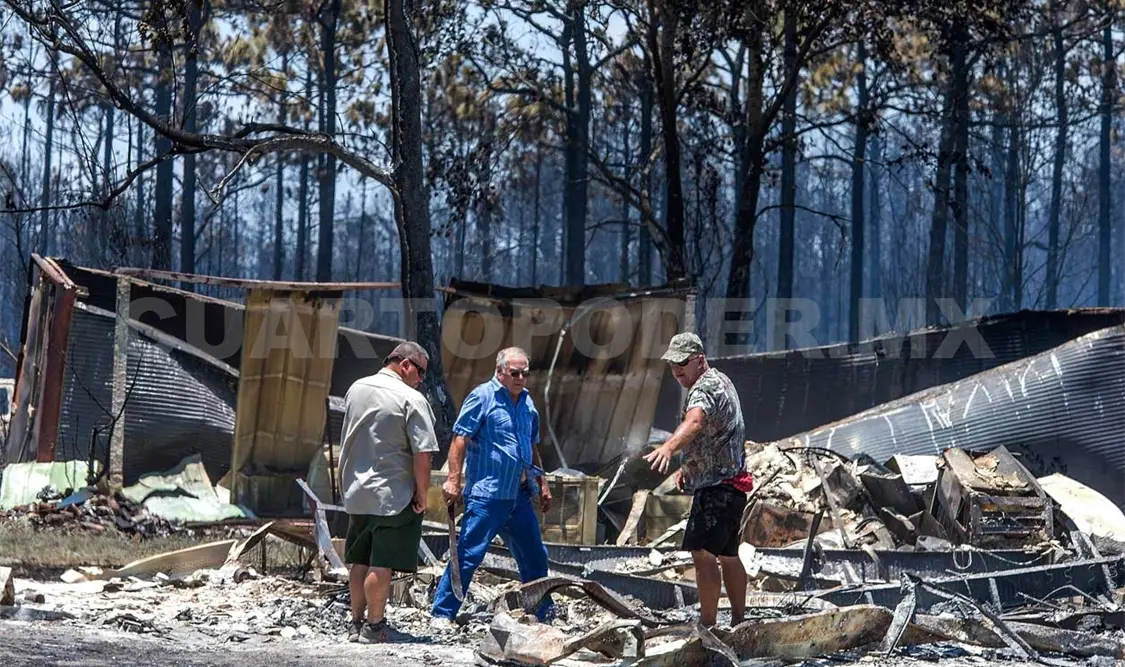 Incendio forestal arrasa con 30 casas