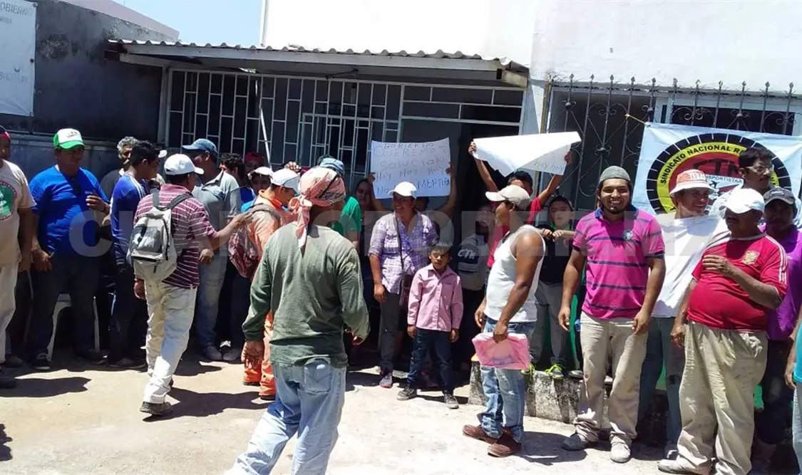 Obreros y transportistas toman delegación de gobierno