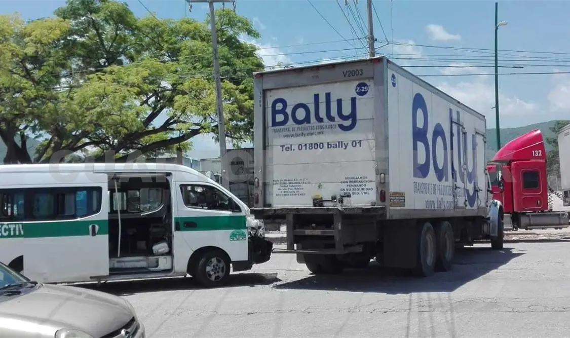 Cuatro lesionados en choque de colectivo contra tráiler