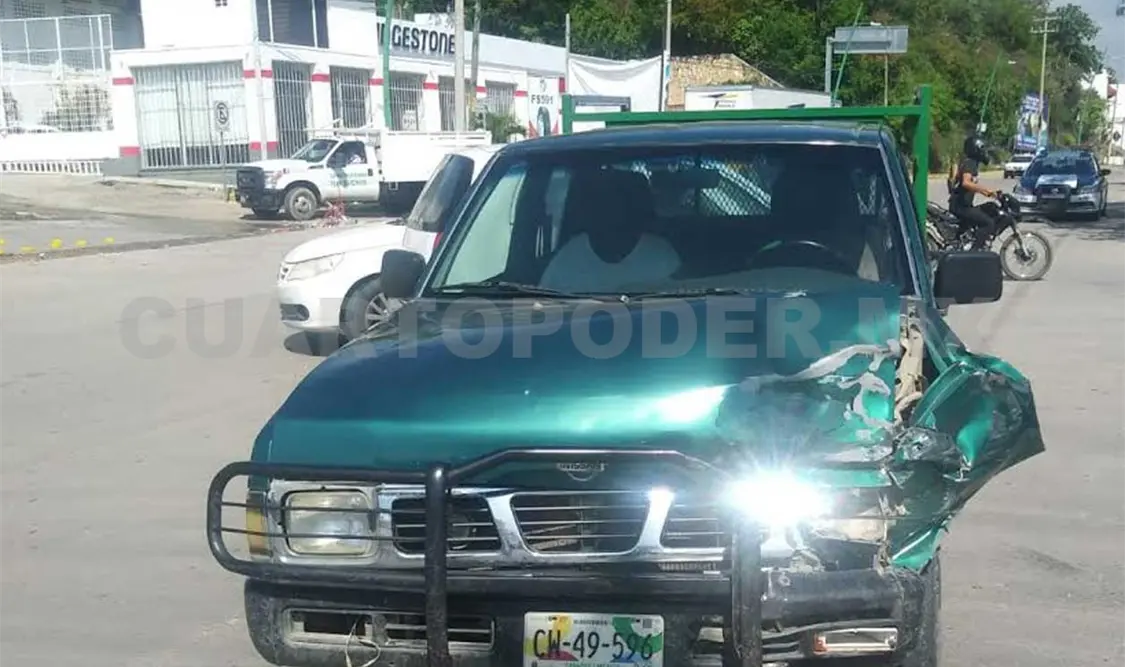 Vehículos se impactan por falta de precaución