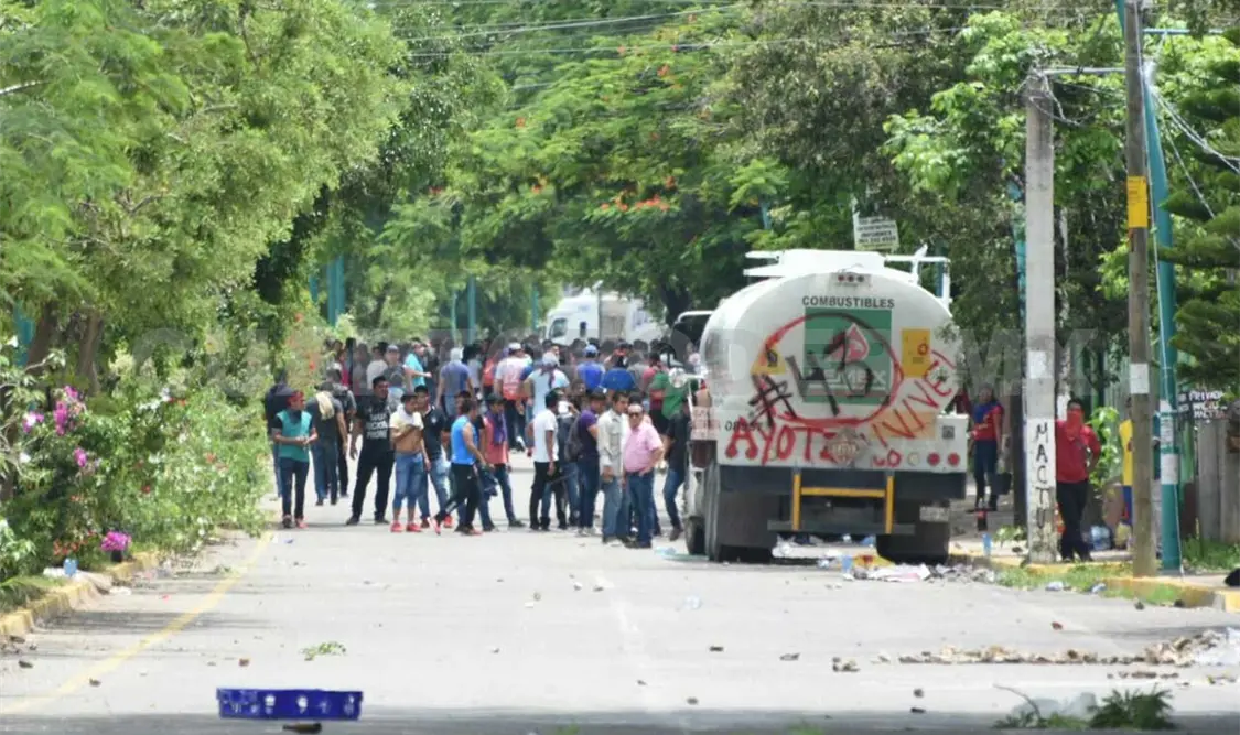 Normalistas chocan con policías tras disturbios